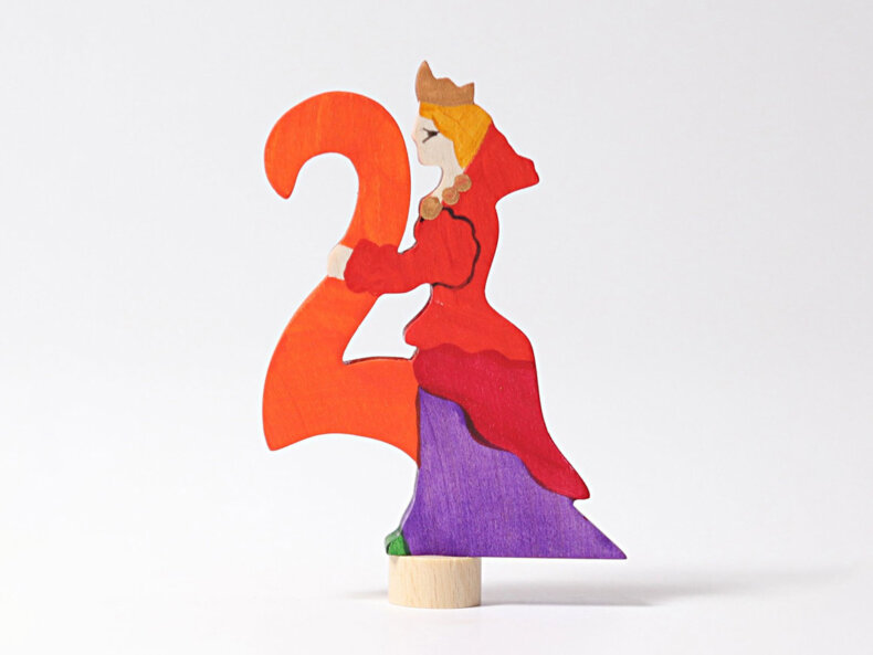 Handbemalte Steckfigur Märchen 2 von GRIMM’S aus Lindenholz, ca. 9 cm hoch, in leuchtenden Farben – ideal für Geburtstagsring oder Jahreszeitentisch.