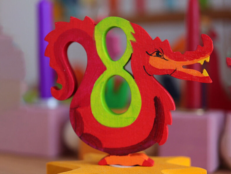 Handbemalte Steckfigur Märchen Drachen 8 von GRIMM’S aus Lindenholz, ca. 5 cm hoch, bunt gestaltet – dekorativ für Geburtstagsring und Jahreszeitentisch.