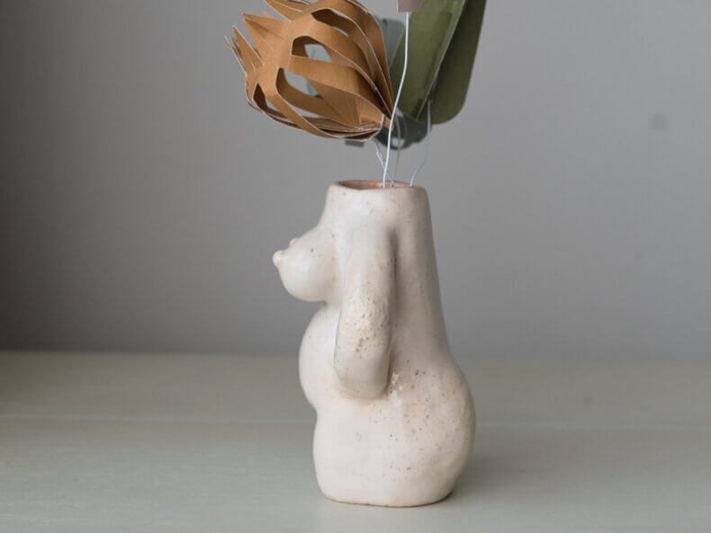 Seitenansicht der „Mutter Erde“-Vase aus handgefertigtem Steinzeugton. Detailaufnahme der geschwungenen Form und der künstlerischen Verarbeitung