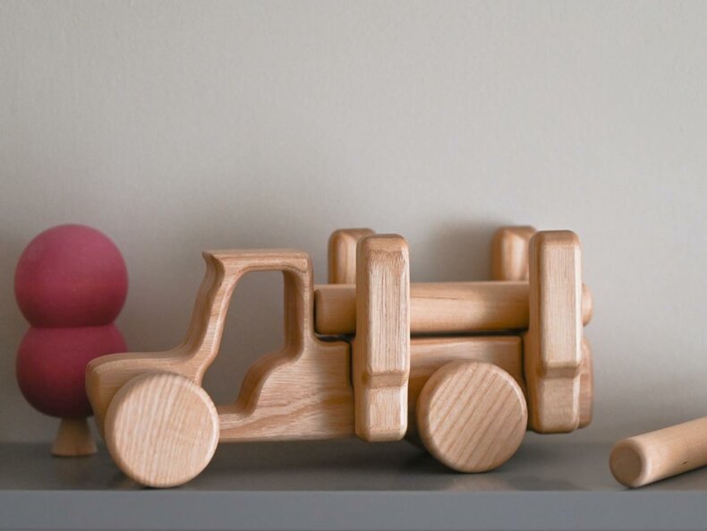 Traktor-mit-Holzstämmen-Steckspiel-Lotes-Toys