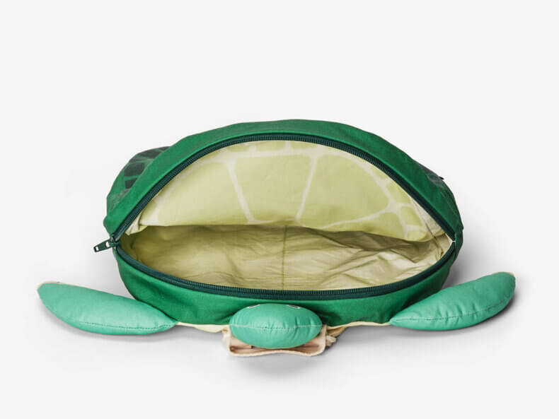 Detailansicht des Turtle Kinderrucksacks von DonFisher, zeigt das Schildkröten-Design und die Reißverschlüsse.