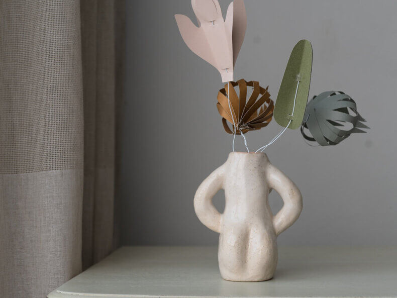 Rückansicht der „Mutter Erde“-Vase aus handgefertigtem Steinzeugton. Detailaufnahme der geschwungenen Form und der künstlerischen Verarbeitung
