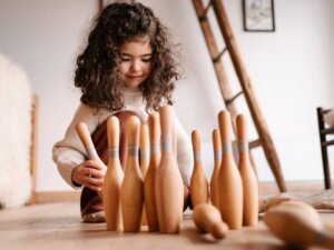 Bowling Set aus Holz von Wooden Story – 6 Pins und eine Kugel für Kinder