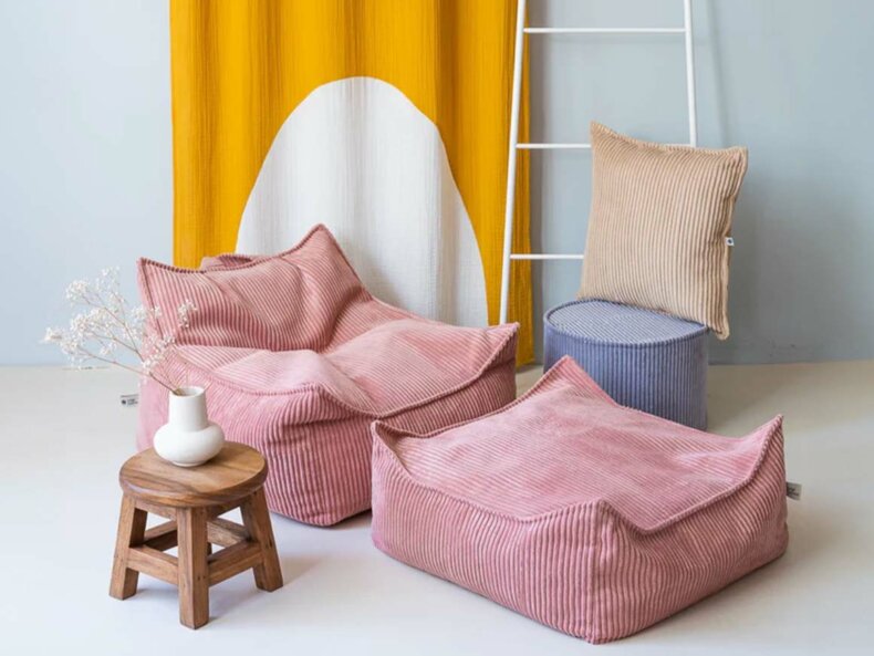 XL-Sitzkissen in Farbe Pink-Mousse liegt im Kinderzimmer neben dem gleichfarbigen Kindersessel aus Kordstoff