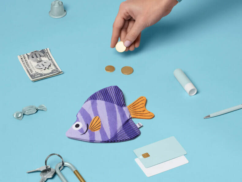 Don Fisher Moonyfish Lilac Etui in Anwendung – als Federmäppchen, Kosmetiktasche oder Reiseorganizer