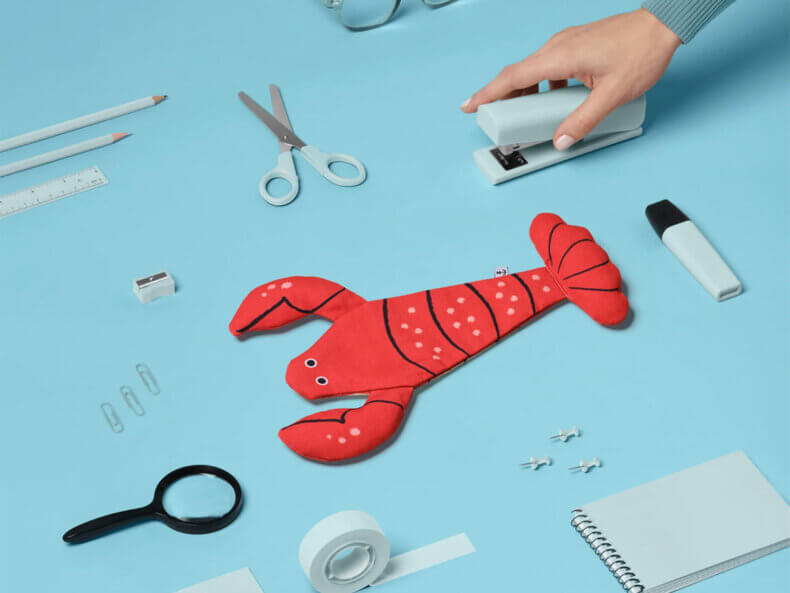 Don Fisher Lobster Etui in Anwendung – als Federmäppchen oder Kosmetiktasche