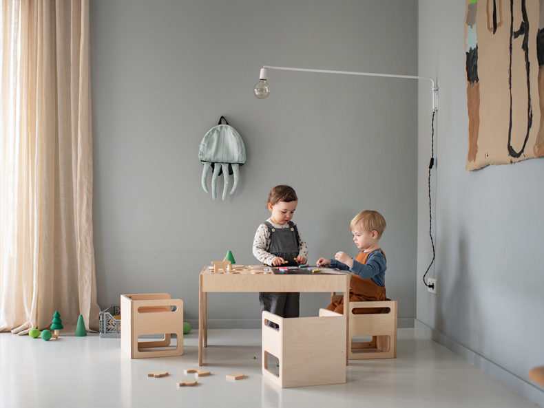 Kinder spielen am TAFI Kinderspieltisch