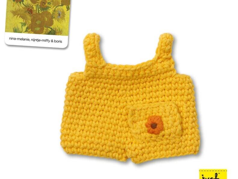 Just Dutch Sonnenblumen-Overall aus 100 % Baumwolle für Miffy, Boris und Melanie – handgefertigte Puppenkleidung, inspiriert von Vincent van Goghs „Sonnenblumen“.