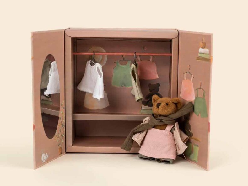 Kleiderschrank aus Holz mit Bär