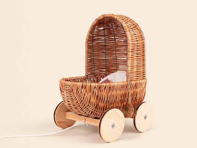 Kleiner Puppenwagen aus Weide