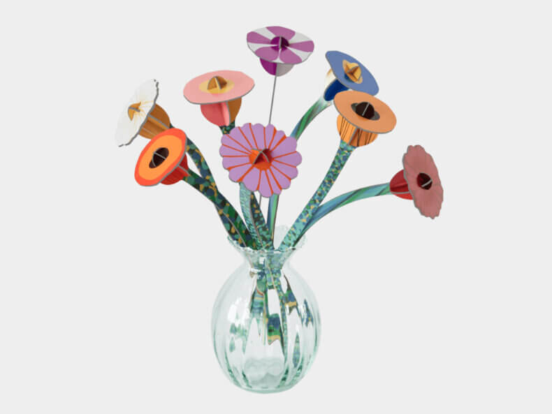 Papierblumen aus dem Klimt's Garden DIY Set in Vase