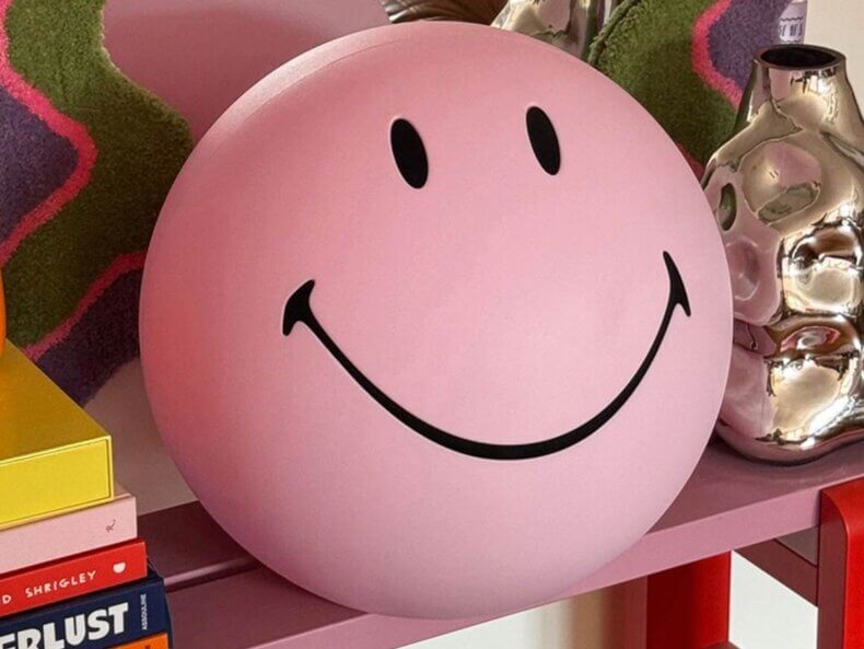 SMILEY® XL Pink Lampe von Mr Maria als leuchtendes Design-Highlight im Kinderzimmer, freundliche Atmosphäre mit sanftem Licht