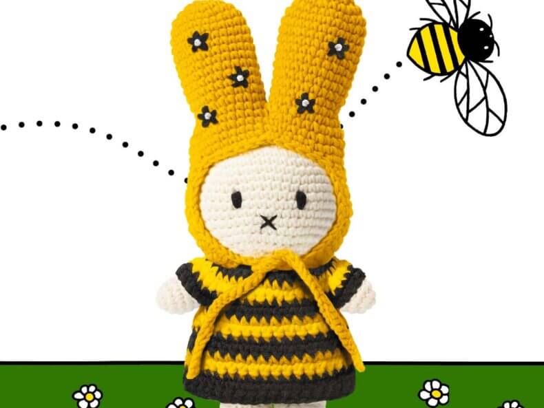 MIFFY im Bienenkleid und Blumenhut als gehäkelte Figur. Liebevolle Dekoration und Geschenk für Miffy-Fans, Kinder und Naturliebhaber.