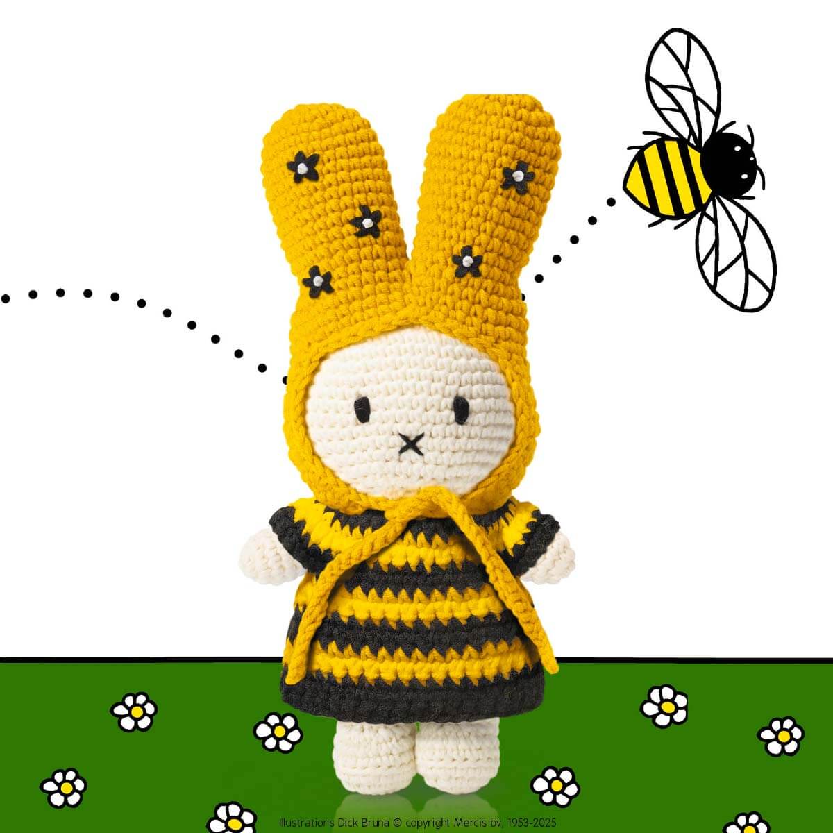 MIFFY im Bienenkleid und Blumenhut als gehäkelte Figur. Liebevolle Dekoration und Geschenk für Miffy-Fans, Kinder und Naturliebhaber.