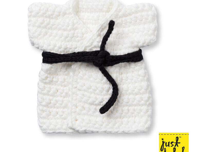 Judo-Anzug mit scharzem Gürtel