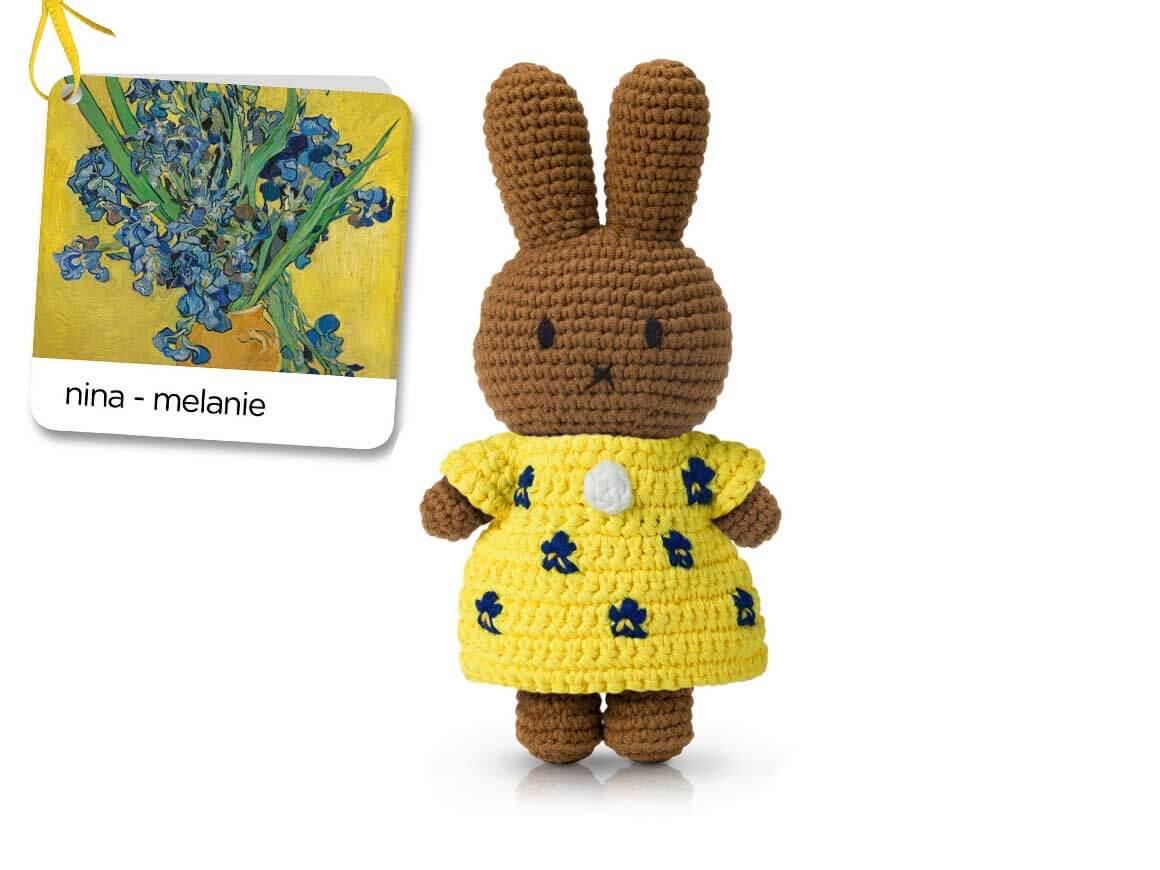 MIFFY Kuschelhase – im Iris-Kleid