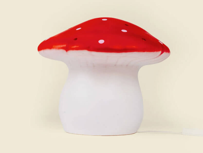 Große rote Pilzlampe von EGMONT TOYS mit handbemaltem Fliegenpilz-Hut und warmem LED-Licht fürs Kinderzimmer.