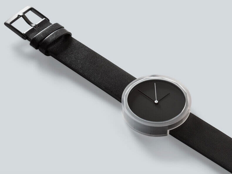 Prism — Black Armbanduhr von AÃRK COLLECTIVE mit schwarzem Lederarmband und klarem, grafischen Zifferblatt.