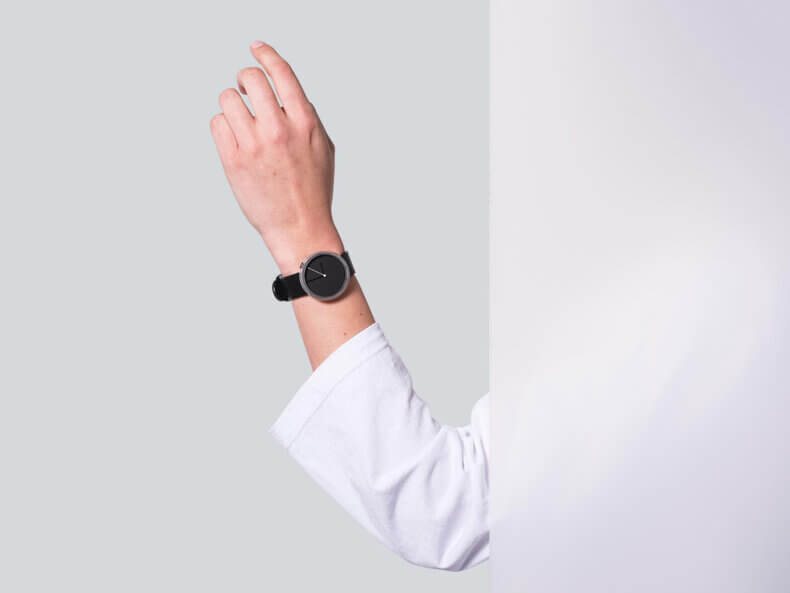 Prism — Black Armbanduhr von AÃRK COLLECTIVE am Handgelenk getragen – minimalistisches Unisex-Design für jeden Stil.