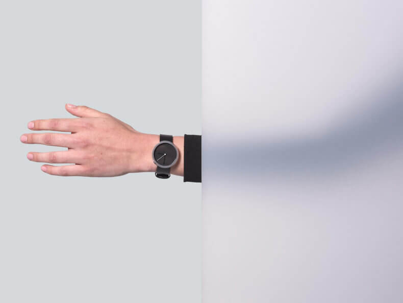 Prism — Black Armbanduhr von AÃRK COLLECTIVE am Handgelenk getragen – minimalistisches Unisex-Design.