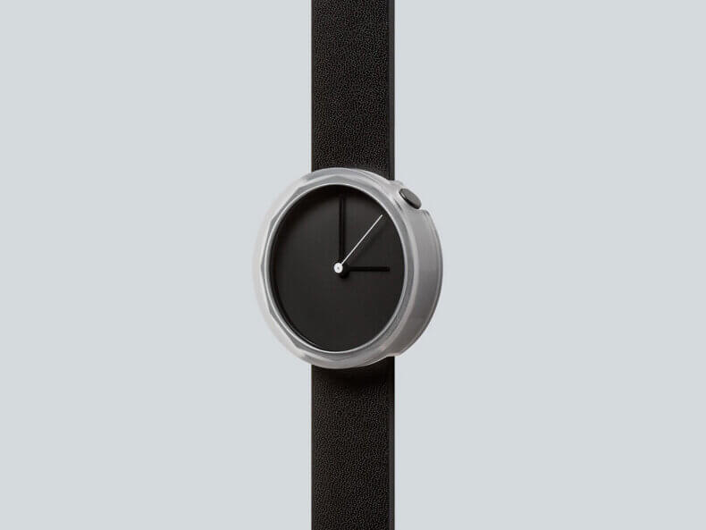Seitenansicht der Prism — Black Armbanduhr mit transparentem Acetat-Gehäuse und Edelstahlkern.