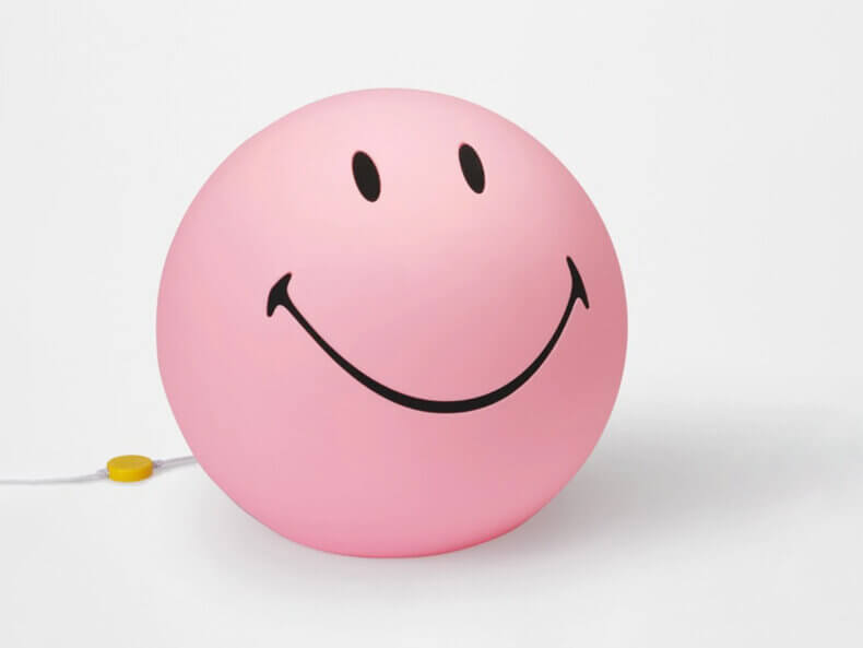Smiley® XL Lampe in Pink von Mr Maria, frontal aufgenommen, mit ikonischem Smiley-Gesicht und weichem LED-Licht, erhältlich bei filipok-berlin.de
