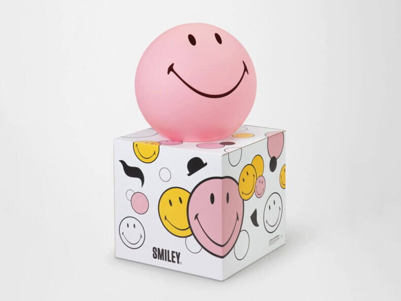 Verpackte Smiley® XL Pink Lampe von Mr Maria mit Originalbox, Produkt für Designliebhaber und Kinderzimmerdekoration